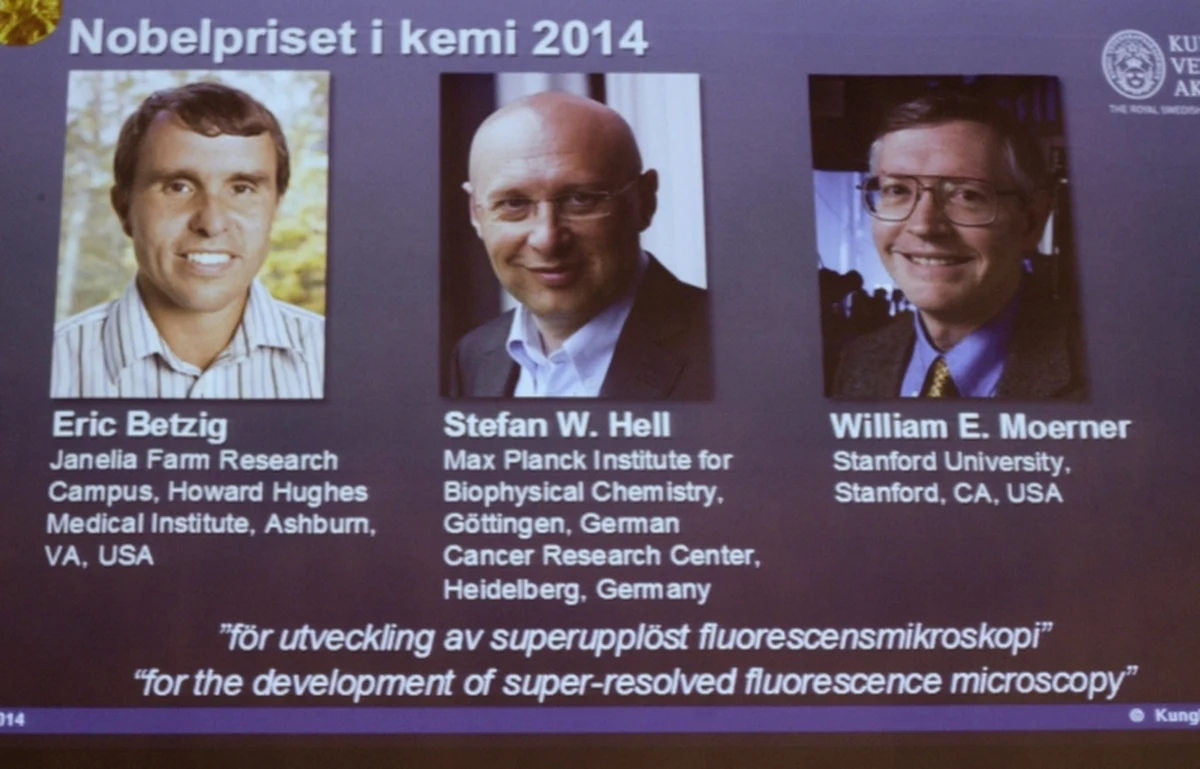 Laureatami Nagrody Nobla z chemii zostali Amerykanie: Eric Betzig i William E. Moerner oraz Niemiec Stefan W. Hell. Królewska Szwedzka Akademia Nauk wyróżniłą ich za "stworzenie metod wysokiej rozdzielczości mikroskopii fluorescencyjnej". Dzięki wykorzystaniu cząsteczek fluorescencyjnych dwaj Amerykanie i Niemiec zdołali pokonać ograniczenie optycznej mikroskopii, której rozdzielczość nie mogłą być większa niż połowa długości fali użytego światła. 