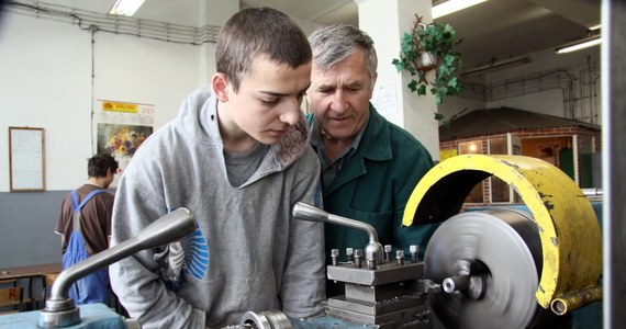 „Rok nie wystarczy, by naprawić sytuację w szkolnictwie zawodowym” - mówią pracodawcy o zainaugurowanym dziś przez MEN programie „Rok Szkoły Zawodowców”. Ministerstwo odbija piłeczkę i twierdzi, że program to tylko początek działań w tym kierunku. 