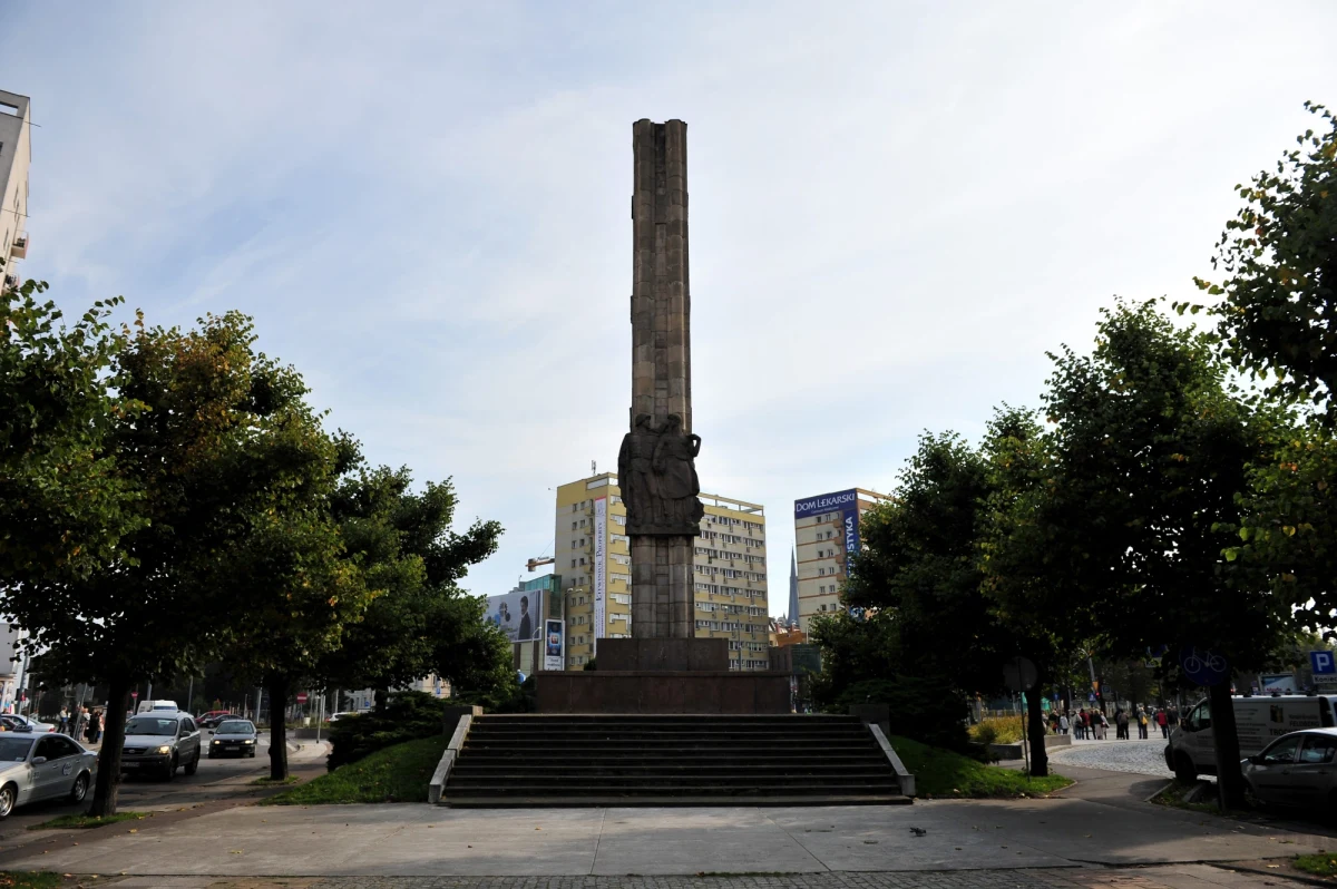 Władze Szczecina kolejny raz proszą Federację Rosyjską o zgodę na zburzenie Pomnika Wdzięczności dla Armii Radzieckiej. Miesiąc temu Moskwa powiedziała "niet", bo pomnik chroniony jest przez zawartą 20 lat temu umowę o grobach i miejscach pamięci ofiar wojen i represji. Reporterka RMF FM Aneta Łuczkowska dotarła do treści wysłanego właśnie odwołania.