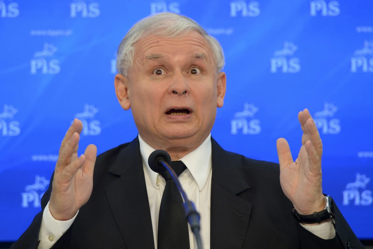 Obrazić, zlekceważyć, zignorować… Wyrazić niechęć i brak szacunku... Zdyskwalifikować. Tak w kilku słowach można opisać cel, jaki postawił sobie Jarosław Kaczyński wobec nowej pani premier Ewy Kopacz w Sejmie. Jaśnie Panujący, Wszechwiedzący i Wszystkorozstrzygający lider największej partii opozycyjnej uznał, że nie musi odnosić się z sejmowej mównicy do exposé pani premier. Dlatego decyzja, by do parlamentarnej polemiki wysłać nieznaną posłankę z tylnych ław. Kaczyński nie może przecież zniżać się do poziomu nowej premier, bo to nawet nie niższy jeden poziom, ale dwa. 