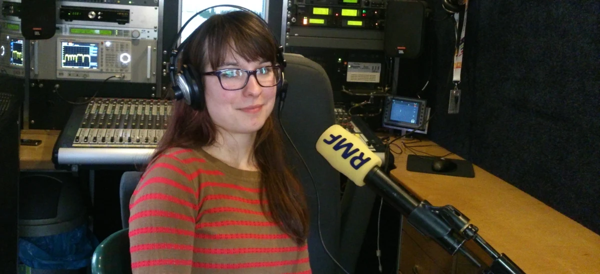 Zakładałam się, że mój szef dostanie Nobla, ale nie myślałam, że z chemii - tak o wyróżnieniu Niemca profesora Stefana Hella mówi w rozmowie z Grzegorzem Jasińskim jego doktorantka, Justyna Oracz z Uniwersytetu Warszawskiego. Hella, a także dwóch Amerykanów Erika Betziga i William Moernera wyróżniono za stworzenie mikroskopii fluorescencyjnej wysokiej rozdzielczości. To aparatura fizyczna, która najbardziej przyda się w badaniach biologicznych i medycznych. Laureaci faktycznie mogliby dostać nagrodę zarówno z fizyki, jak i medycyny.