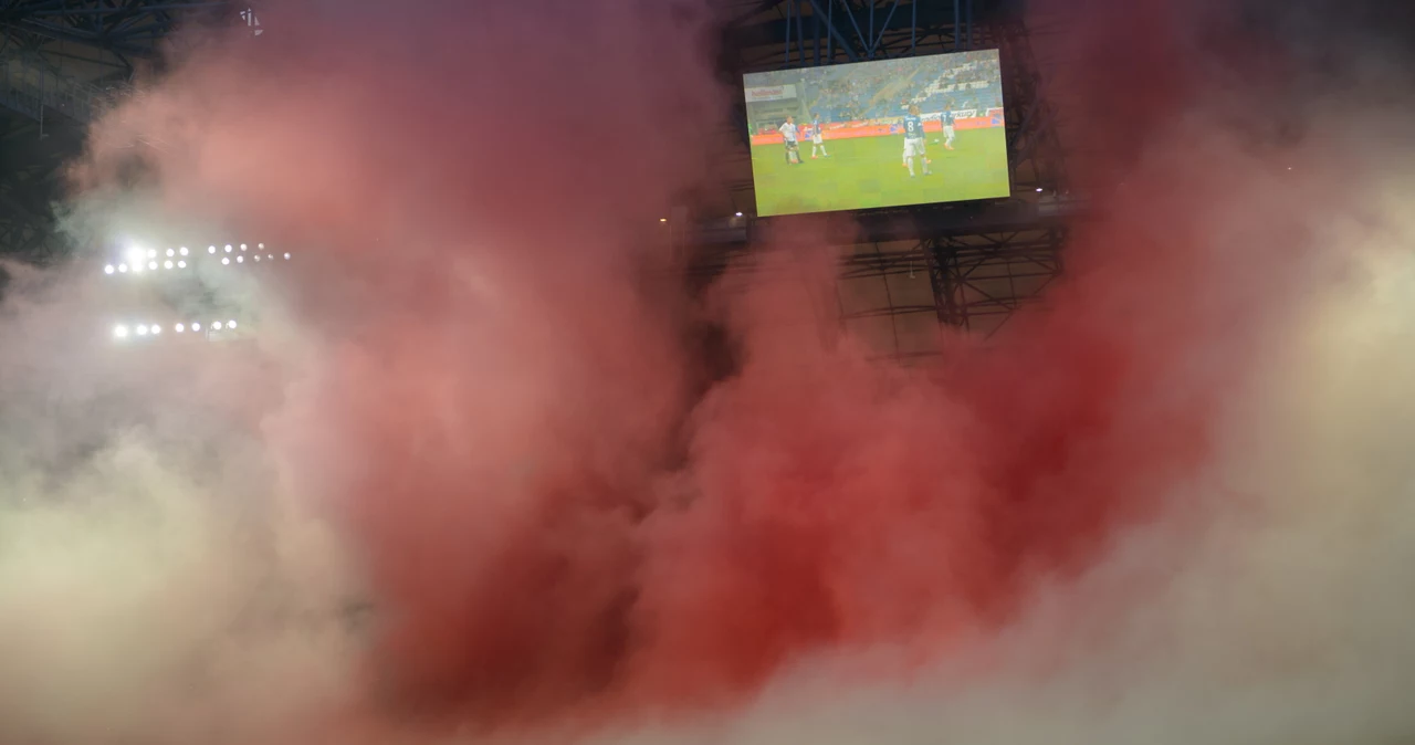 Stadion Lecha Poznań zadymiony przez kibiców