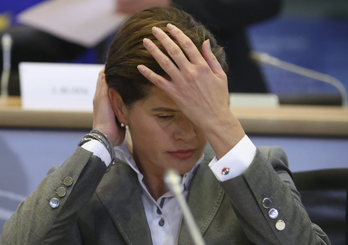 Skompromitowana przez prokomunistyczne występy Słowenka Alenka Bratuszek zrezygnowała z kandydowania na komisarza Unii Europejskiej. O jej decyzji poinformował w komunikacie przyszły szef KE Jean-Claude Juncker. Wczoraj Bratuszek została negatywnie zaopiniowana przez komisje Parlamentu Europejskiego ds. przemysłu i ds. środowiska na stanowisko wiceprzewodniczącej KE odpowiedzialnej za sprawy energetyczne. 