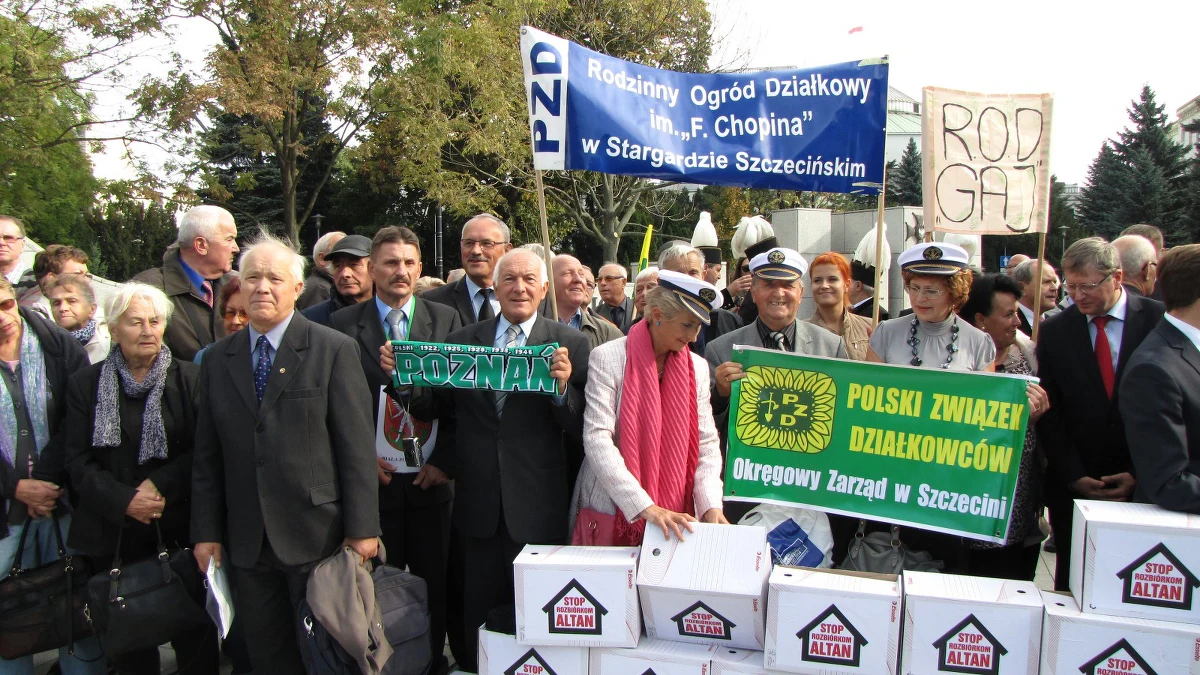 Przedstawiciele komitetu "Stop Rozbiórkom Altan" złożyli w Sejmie obywatelski projekt ustawy mający chronić przed rozbiórką altany postawione na działkach. Działkowcy chcą zmiany ustawy tak, aby altany nie definiować  jako lekkiej konstrukcji bez ścian, ale jako mały domek trwale związany z gruntem. 