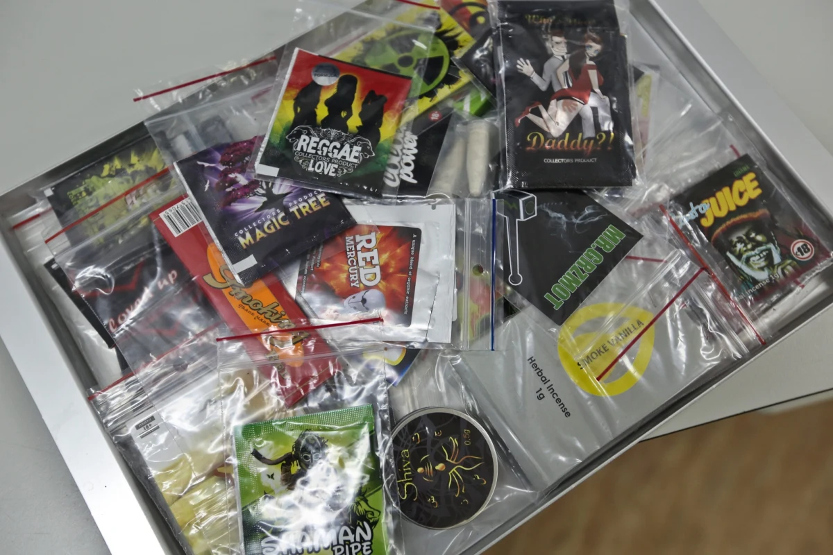 Dopalacze wracają. Ani sanepid, ani policja nie umieją sobie z nimi poradzić – donosi “Dziennik Polski”. Sklepy ze śmiertelnie niebezpiecznymi środkami działają w samych centrach miast. Oficjalnie sprzedają kadzidełka lub talizmany, ale wtajemniczonym oferują też dopalacze. Aby znaleźć się w „elitarnym” gronie, trzeba zrobić dobre wrażenie na sprzedawcy i stać się posiadaczem karty klubowej – wyjaśnia gazeta. 