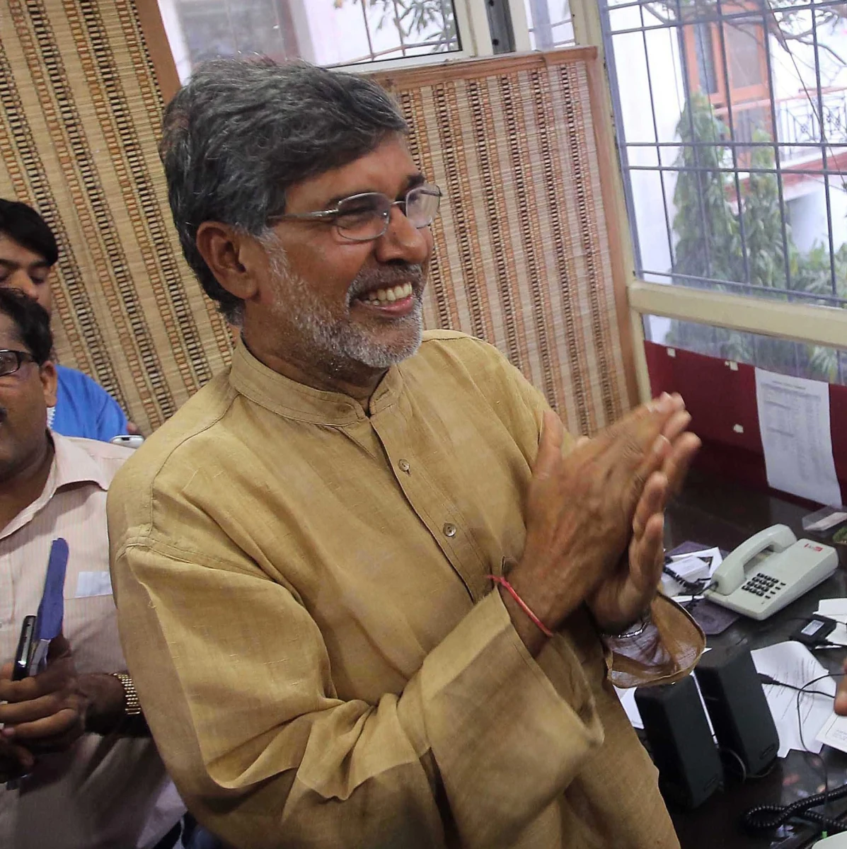 Kailash Satyarthi, jeden z laureatów tegorocznej Pokojowej Nagrody Nobla, założył organizację, która dotychczas uratowała ok. 80 tys. dzieci. Satyarthi od lat 80. angażuje się w obronę praw dzieci. Zwrócił uwagę świata na problem ich wykorzystywania jako taniej lub darmowej siły roboczej. 