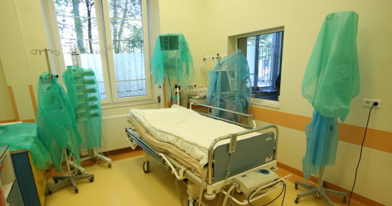 Najważniejsze jest opanowanie emocji - stwierdziłminister zdrowia Bartosz Arłukowicz nawiązując do wypowiedzi prof. Andrzeja Horbana. Konsultant krajowy w dziedzinie chorób zakaźnych uważa, że Polska nie jest przygotowana na walkę z tym wirusem. "10 kluczowych szpitali zakaźnych w Polsce jest w tej chwili przygotowanych na przyjęcie pacjenta zarażonego ebolą" - zapewnił szef resortu zdrowia po naradzie, która po południu odbyła się w ministerstwie.