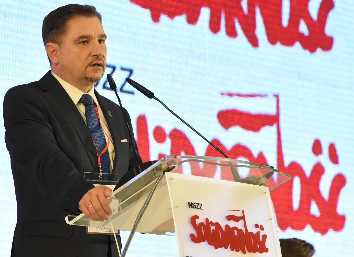 "Wiceminister Tomasz Tomczykiewicz i PSL, które nadzoruje górnictwo poprzez ministra gospodarki, doprowadzili do tej sytuacji" - mówi o wypadku w kopalni Mysłowice-Wesoła szef "Solidarności" Piotr Duda. "My od lat mówimy, że zaniedbuje się bezpieczeństwo na kopalniach. Dopiero później, jak przychodzi tragedia, którą dzisiaj wszyscy przeżywamy, przychodzą jakieś refleksje, wnioski" - podkreśla. "Jestem pewny jednego: że nowy prezes Katowickiego Holdingu Węglowego tej sprawy nie zostawi. Wiem, że głowy polecą - i to wiele głów" - dodaje.