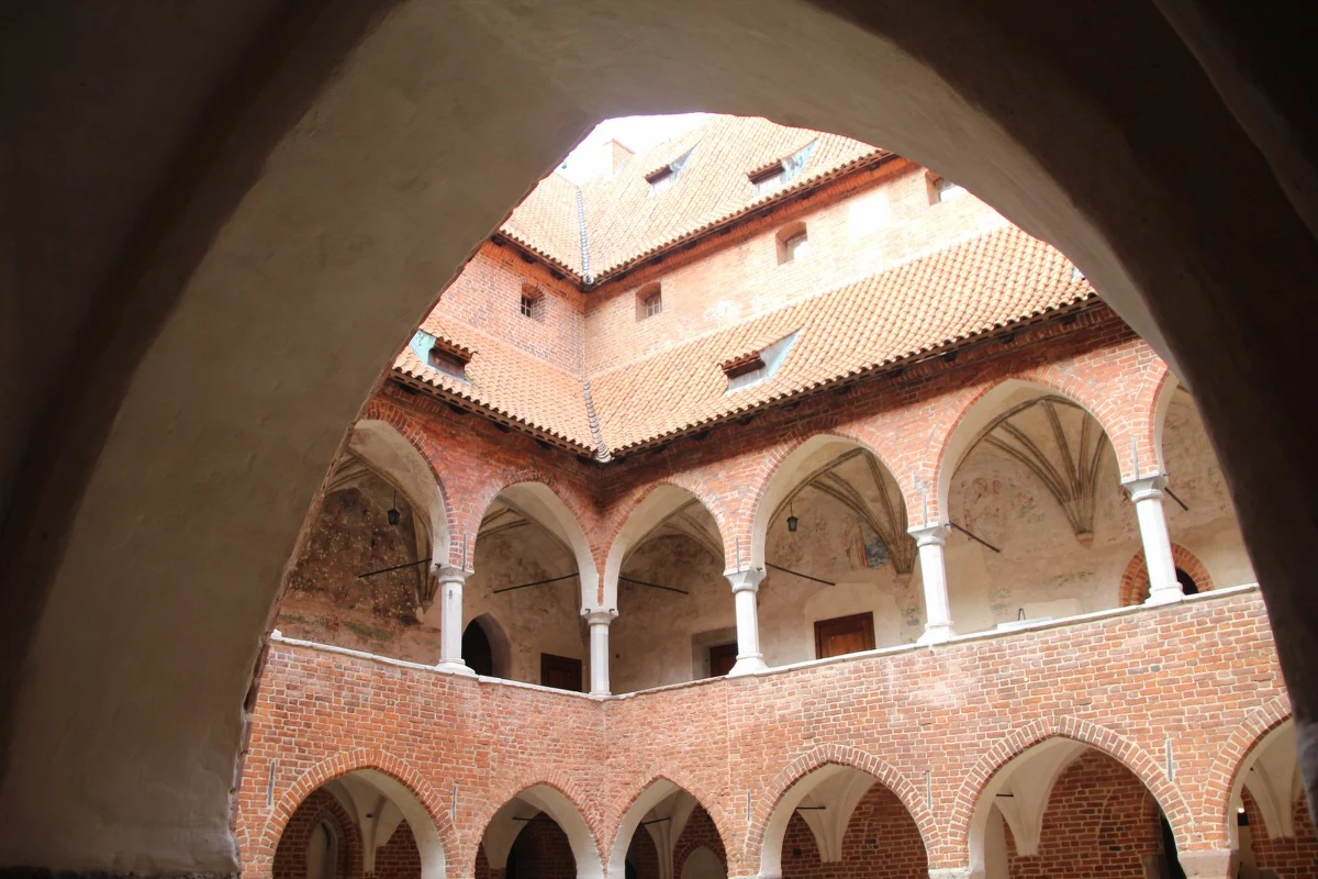 Zamek w Lidzbarku Warmińskim to najlepiej zachowana budowla gotycka w regionie. Mieszkali w nim m.in. Ignacy Krasicki i Mikołaj Kopernik.