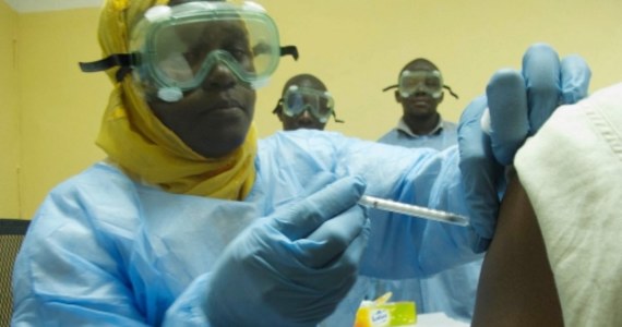 Władze federalne rozpoczęły dodatkowe kontrole pasażerów na lotniskach w ramach programu walki z wirusem ebola. Pasażerowie przylatujący z Gwinei, Sierra Leone i Liberii będą musieli poddać się pomiarowi temperatury i odpowiedzieć na serię pytań.