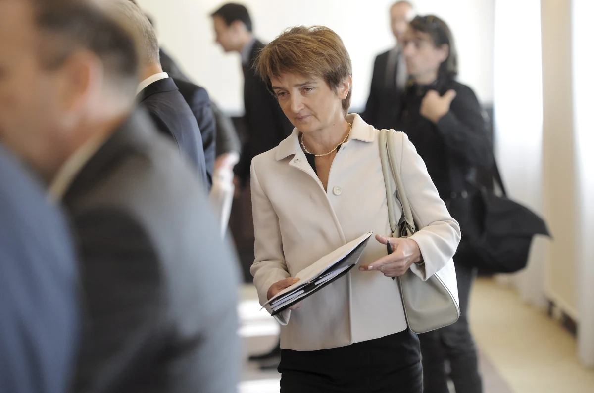 Dwóch 27-latków zatrudniła w swoim gabinecie politycznym szefowa resortu infrastruktury Maria Wasiak. Obaj pracowali wcześniej w PKP. Wasiak nie powołała natomiast - jak przewidywała wcześniej prasa - byłej asystentki Sławomira Nowaka.