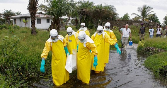 Nowy rządowy plan przeciwdziałania możliwej epidemii eboli wszedł dzisiaj w życie we Francji. Tamtejsze ministerstwo zdrowia zaleca osobom z podejrzanymi objawami, by pod żadnym pozorem nie wychodziły z domu. Mają być do nich wysyłane specjalne ekipy pogotowia ratunkowego w kombinezonach ochronnych i z odpowiednim sprzętem.