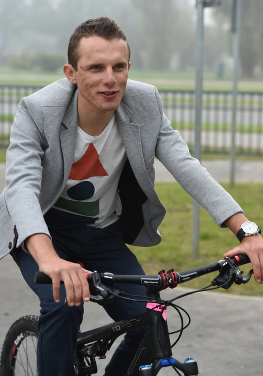 Przez dwa tygodnie najlepszy "góral" tegorocznego wyścigu Tour de France Rafał Majka odpoczywać będzie od jazdy na rowerze. Według nieoficjalnych informacji w najbliższym czasie czeka go ślub. Kolarz nie chce zdradzić jego daty.   