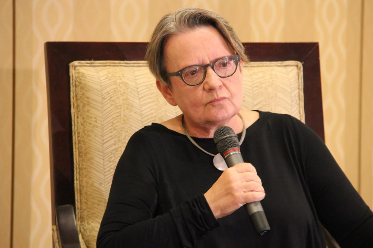 W trzecim sezonie głośnego serialu "House of Cards" będzie więcej polityki międzynarodowej, w tym wątki rosyjskie - ujawniła reżyserka Agnieszka Holland. Pracuje w USA na planie dwóch odcinków. Holland nie wykluczyła też "rosyjskiego konfliktu". 