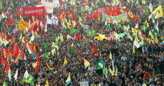 Ponad 20 tys. Kurdów wyszło na ulice Duesseldorfu. Domagali się od rządu Niemiec wywarcia presji na Turcję w celu skłonienia jej do udzielenia pomocy ich rodakom walczącym w Kobane z dżihadystami z Państwa Islamskiego. 