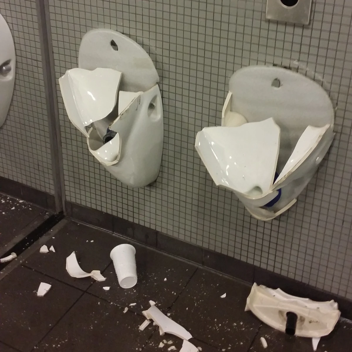 Po meczu na Stadionie Narodowym niemieccy kibice zdemolowali dwie toalety i wdali się w przepychanki z ochroną - dowiedział się reporter RMF FM Maciej Jermakow. Do incydentu doszło po przegranym 0:2 meczu z Polską. Trzech najbardziej agresywnych mężczyzn przekazano w ręce policji. 