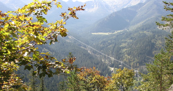 Piękna pogoda w Tatrach zachęciła Polaków do wycieczki w góry. Na Kasprowym Wierchu termometr wskazuje dziś 10 stopni Celsjusza, a w Dolinie Chochołowskiej aż 18. Szlaki i drogi dojazdowe są opanowane przez tłumy turystów.