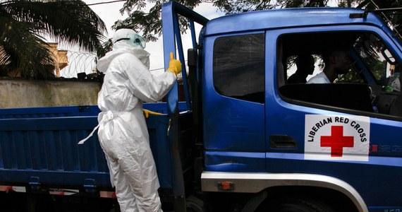 Pielęgniarka z Teksasu najprawdopodobniej zaraziła się ebolą od Liberyjczyka, mimo że podczas kontaktów z nim nosiła kompletny strój ochronny - podało amerykańskie Centrum Kontroli i Prewencji Chorób (CDC). Trwa ustalanie, w jaki sposób doszło do zarażenia.