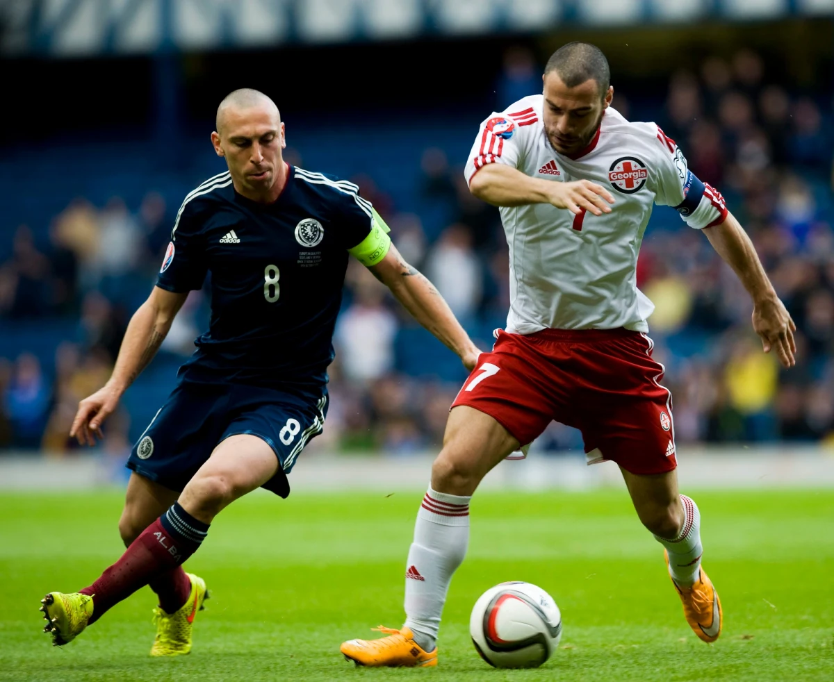Piłkarz Celtiku Glasgow Scott Brown przyznał, że na wtorkowe spotkanie eliminacji mistrzostw Europy z Polską w Warszawie reprezentacja Szkocji rusza z wielką wiarą w sukces. "Po ostatnich meczach mamy przekonanie, że możemy walczyć o awans" - podkreślił. Obie drużyny w sobotę odniosły zwycięstwa - Szkoci pokonali Gruzinów 1:0, a Polacy cieszyli się z historycznej wygranej z Niemcami 2:0. 