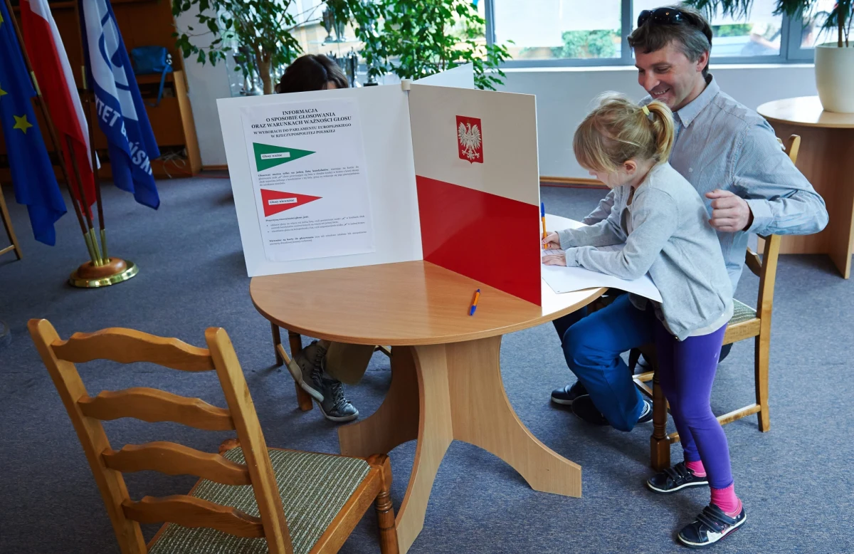 Głosować poza miejscem zamieszkania w wyborach samorządowych będą mogli jedynie pacjenci szpitali, mieszkańcy domów pomocy społecznej, osadzeni w więzieniach i przebywający w aresztach – informuje Państwowa Komisja Wyborcza. Pozostali wyborcy muszą głosować w swoim okręgu. 