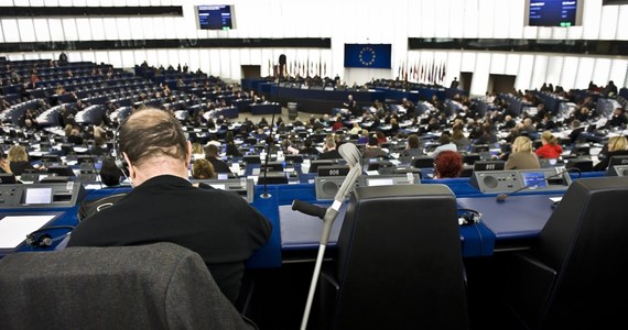 Europosłowie masowo dorabiają poza Parlamentem Europejskim - alarmuje Transparency International, europejski oddział organizacji walczącej z korupcją. Zdaniem TI, mimo że przychody nie wchodzące w skład pensji eurodeputowanego nie są nielegalne, to mogą powodować konflikt interesów. 