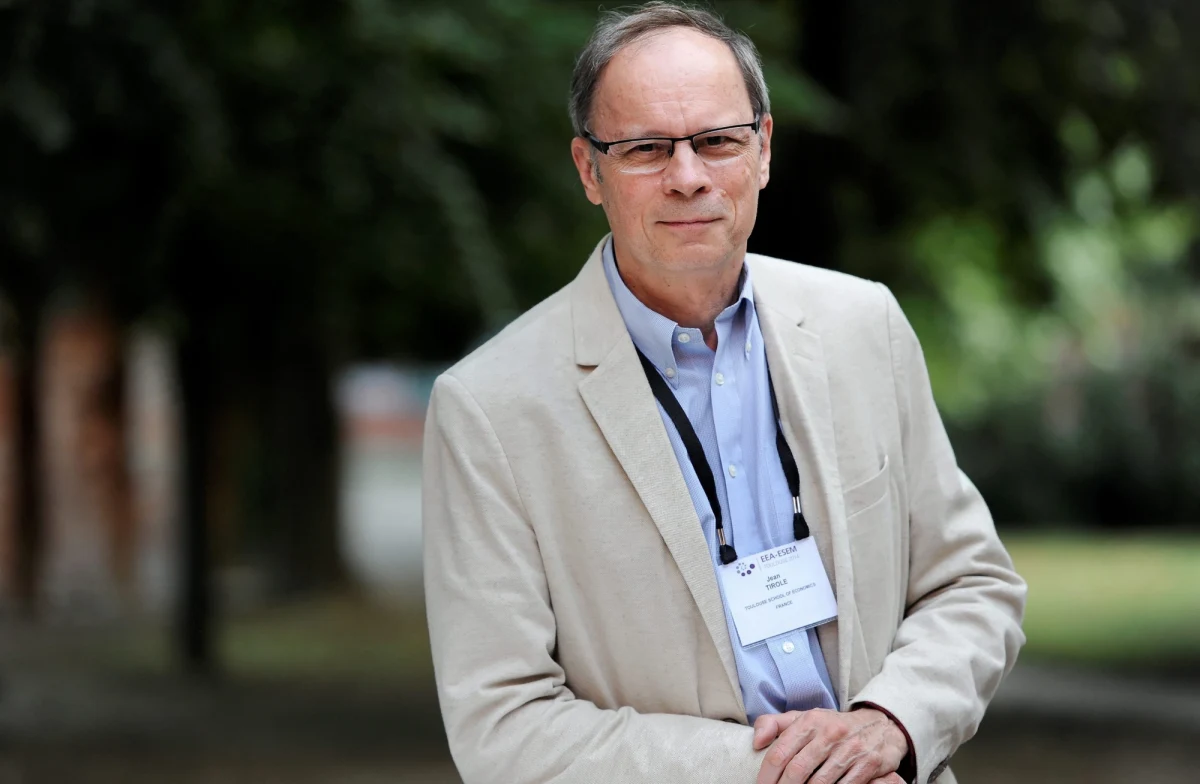 "Prof. Jean Tirole to specjalista od  mikroekonomii. Został wyróżniony za zbadanie funkcjonowania karteli i monopoli. Dzięki jego badaniom rządy mogą zachęcać najbardziej wpływowe firmy, aby stawały się bardziej wydajne bez szkód dla konkurencji na rynku" - mówi o tegorocznym laureacie Nagrody Nobla Jakub Borowski ze Szkoły Głównej Handlowej, ekonomista Credit Agricole. 
