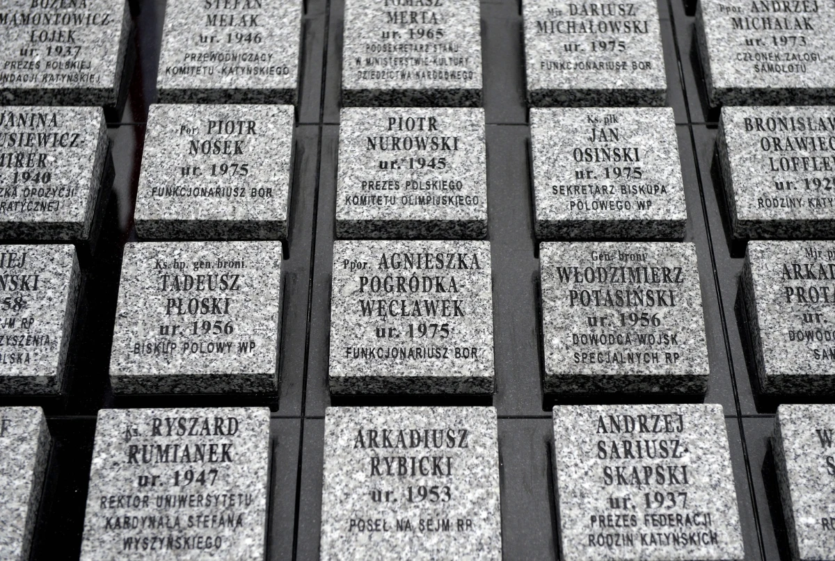 "Z życzliwością zaangażuje się w ideę budowy pomnika, który upamiętniałby wszystkie ofiary katastrofy smoleńskiej i przyczyniał do odbudowy poczucia wspólnoty - powiedział prezydent Bronisław Komorowski w rozmowie z TVP Info. Jak dodał, nie dojdzie do tego szybko, ale spróbuje uruchomić ten proces.