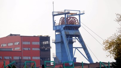 Ratownicy w kopalni Mysłowice-Wesoła próbują usuwać rozlewisko 