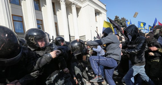 14 października Ukraińcy obchodzą jako Dzień Obrońcy Ukrainy - decyzją prezydenta Petro Poroszenki święto zostało przeniesione z 23 lutego, by przewalczyć tradycję sowiecką i wpisać datę w patriotyczny kalendarz religijno-kozacki. Dzień ten czczony jest bowiem także przez nacjonalistów jako święto Ukraińskiej Powstańczej Armii. W Kijowie milicja zatrzymała około 50 osób po przepychankach przed parlamentem, do których doszło w trakcie demonstracji na rzecz uznania UPA za bojowników o niepodległość kraju.