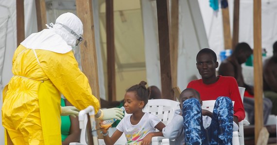 ​Mimo że w ostatnich tygodniach w państwach Afryki Zachodniej zarejestrowano spadek zachorowań na ebolę, to jednak jeszcze w tym tygodniu na kontynencie będzie ponad 9 tys. zarażonych osób. Epidemia nadal rozprzestrzenia się w Gwinei, Sierra Leone i Liberii, a śmiertelność wzrosła do 70 proc. Informację przekazała Światowa Organizacja Zdrowia (WHO). 