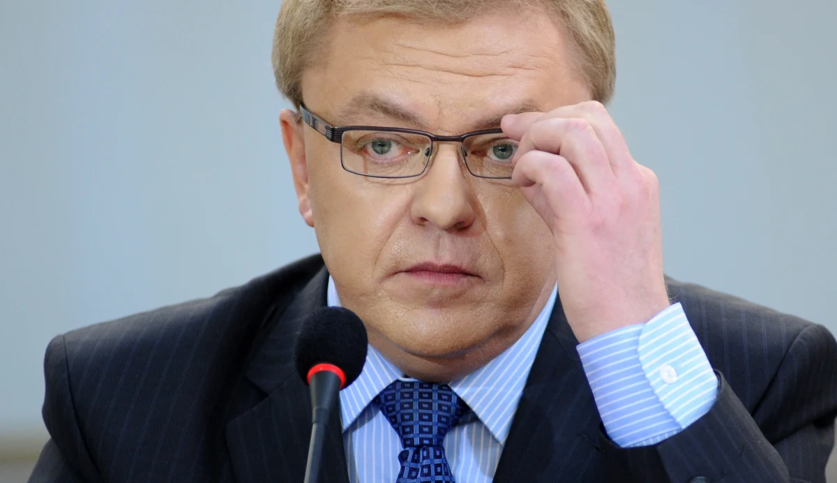 Były poseł Platformy Obywatelskiej Zbigniew Chlebowski spowodował wypadek samochodowy, za który zwykły śmiertelnik zostałby ukarany 500 złotowym mandatem i co najmniej sześcioma punktami karnymi.  Co ciekawe, Chlebowski został tylko pouczony. "Czyżby funkcjonariusze myśleli, że immunitet poselski obowiązuje dożywotnio?" - zastanawia się środowy "Fakt".  