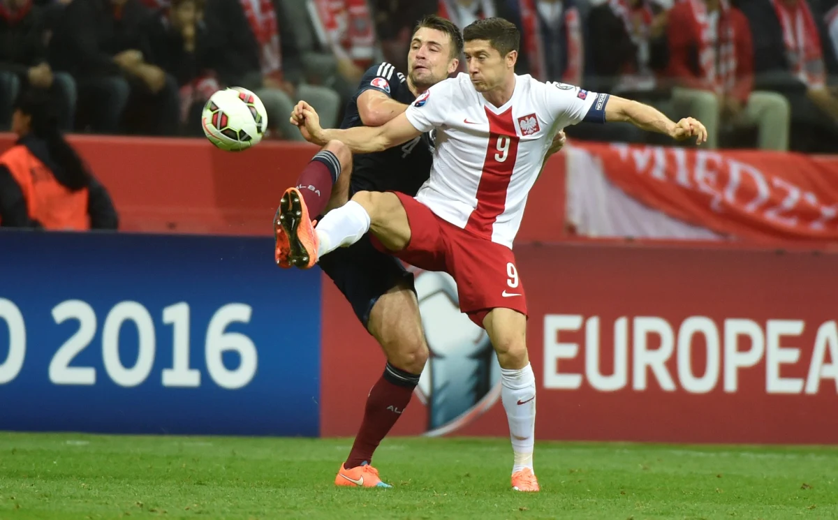 "Wydaje mi się, że to cenny remis. Oczywiście mogliśmy pokusić się o wygraną, bo przy odrobinie szczęścia byliśmy w stanie sięgnąć po trzy punkty" - powiedział Robert Lewandowski po meczu Polska - Szkocja (2:2) w eliminacjach Euro 2016. "W tym spotkaniu to Szkoci mieli nieco więcej szczęścia" - podkreślił. 