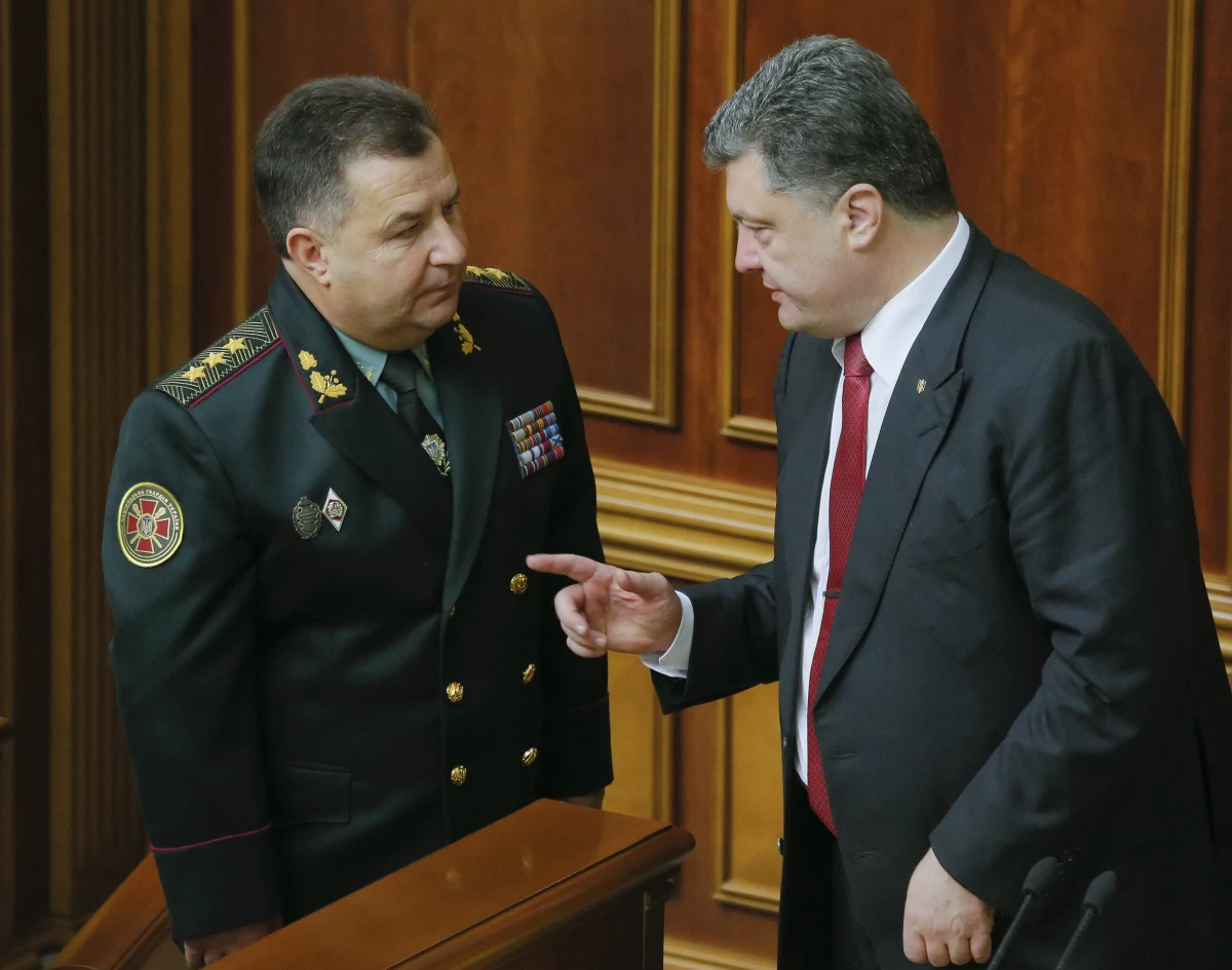 Prezydent Ukrainy Petro Poroszenko w najnowszym swoim rozporządzeniu zadecydował, że 14 października co roku będzie obchodzone nowe święto państwowe - Dzień Obrońcy Ojczyzny. Skąd wzięła się taka data? Otóż  14 października 1942 r. na bazie banderowskiej frakcji Organizacji Ukraińskich Nacjonalistów utworzona została Ukraińska Powstańcza Armia. Formacja ta wbrew swojej nazwie nie była powstańcza, bo nie podjęła walki  z ówczesnym okupantem, czyli z Niemcami. Co więcej, kolaborowała z nimi, a pod jej skrzydła przyjęła wielu hitlerowskich kolaborantów, w tym Ukraińców z policji pomocniczej i złowieszczej SS "Galizien". Trudno też powiedzieć, że była ona armią, bo przez pierwsze lata nie walczyła z innymi zbrojnymi oddziałami, ale zajmowała się wyłapywaniem ukrywających się kresowych Żydów oraz barbarzyńskim wyrzynaniem bezbronnych polskich wiosek, najpierw na Wołyniu, a później  na Polesiu, w Małopolsce Wschodniej oraz na Lubelszczyźnie i obecnym Podkarpaciu. Oprawcy nazywali to "akcją antypolską", a w rzeczywistości było to klasyczne ludobójstwo.