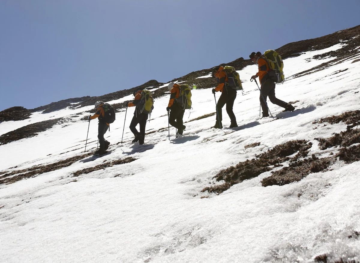 Nie żyje troje, a nie jak wcześniej podawano dwoje polskich turystów, którzy byli w rejonie przełęczy Thorong La w Himalajach. Zeszła tam lawina, zasypując kilkudziesięciu uczestników wyprawy trekkingowej. Jak dowiedział się reporter RMF FM Maciej Grzyb, w rejonie, gdzie doszło do zdarzenia, mogło być więcej Polaków.