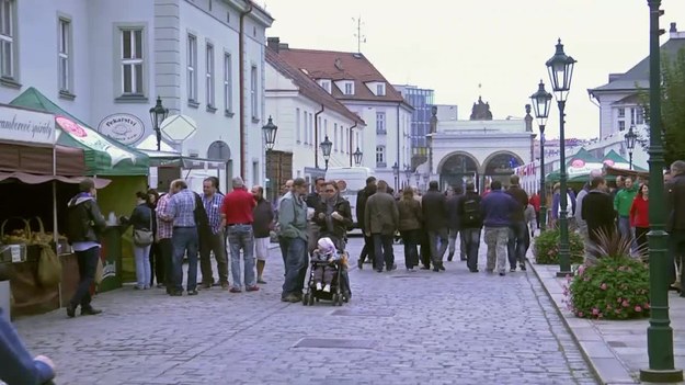 Czeska kultura picia piwa znana jest w całej Europie. Statystyczny Czech wypija około 140 litrów piwa w ciągu roku, co daje mu pierwsze miejsce na Starym Kontynencie. Na terenie Republiki Czeskiej znajduje się nieprzeliczone mnóstwo browarów, które warzą piwo na najwyższym światowym poziomie. W centrum tego piwnego uniwersum znajduje się Pilzno - urokliwe miasto w zachodniej części kraju, oddalone od Pragi o około 100 kilometrów.


Co roku, na początku października, w Pilznie odbywa się wyczekiwana przez koneserów złocistego trunku impreza - Pilsner Fest - urodziny Pilsner Urquell. Termin jest nieprzypadkowy. 5 października 1842 r. narodziła się oryginalna piwna receptura, która do dziś przez wielu uważana jest za idealną. To właśnie tego dnia mistrz piwowarski Josef Groll uwarzył pierwszą warkę piwa typu pilzneńskiego. Pilzner (pils) to piwo fermentacji dolnej, o ostrym smaku i jasnej bursztynowej barwie. W trakcie Pilsner Fest - urodzin Pilsner Urquell jego miłośnicy mogą do woli raczyć się tym wyjątkowym napitkiem, uczestnicząc również w licznych atrakcjach.