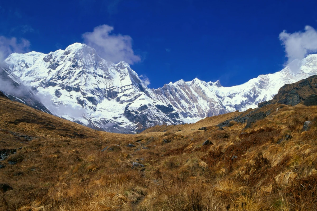 Takie wypadki zdarzają się rzadko - mówi o tragedii pod Annapurną himalaista Ryszard Gajewski. Pierwszy zimowy zdobywca pobliskiego Manaslu podkreśla, że największym zagrożeniem dla turystów jest -takie jak teraz- załamanie pogody. W Himalajach zginęło troje polskich turystów, którzy byli w rejonie przełęczy Thorong La. Zeszła tam lawina, zasypując kilkudziesięciu uczestników wyprawy trekkingowej. „Tu nie ma trudności technicznych, to po prostu wędrowanie, nie trzeba mieć umiejętności wspinaczkowych” – mówi Gajewski.
