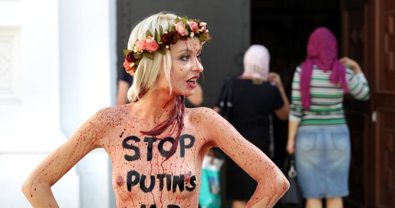Ponad sześć tysięcy euro grzywny i odszkodowania ma zapłacić ukraińska imigrantka i działaczka organizacji Femen. Kobieta została ukarana za symboliczny zamach na życie Władimira Putina. Zaatakowała figurę rosyjskiego prezydenta znajdującą się w Muzeum Figur Woskowych w Paryżu. 