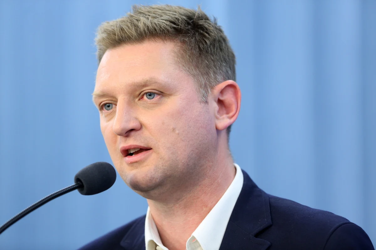 Kandydat na prezydenta Warszawy Andrzej Rozenek proponuje plan wsparcia sportu zawodowego w stolicy: m.in. budowę nowej hali i stadionów oraz dotacje dla klubów występujących w ligach zawodowych. "W Warszawie ze sportu zawodowego zostały strzępy" - ocenił.