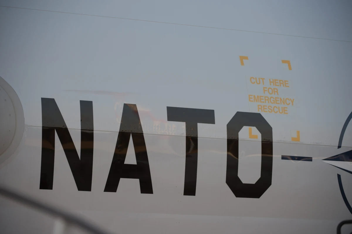 NATO na razie nie komentuje oficjalnie zatrzymania w Polsce oficera podejrzanego o szpiegostwo na rzecz obcego wywiadu. Nasza korespondentka Katarzyna Szymańska-Borginon dowiedziała się jednak nieoficjalnie, że zgodnie z natowskimi procedurami polskie służby będą musiały sprawdzić, czy zatrzymany oficer miał dostęp do dokumentów Paktu Północnoatlantyckiego. Jeżeli tak, to trzeba będzie ustalić do jakich. 