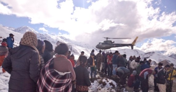 Już o 32 ofiarach lawiny w rejonie Annapurny w Himalajach donoszą media w Nepalu. Dzisiaj rano odnaleziono pięć nowych zaginionych - wśród nich było ciało Polki. Zwłoki dwóch innych Polaków znaleziono już wczoraj. 