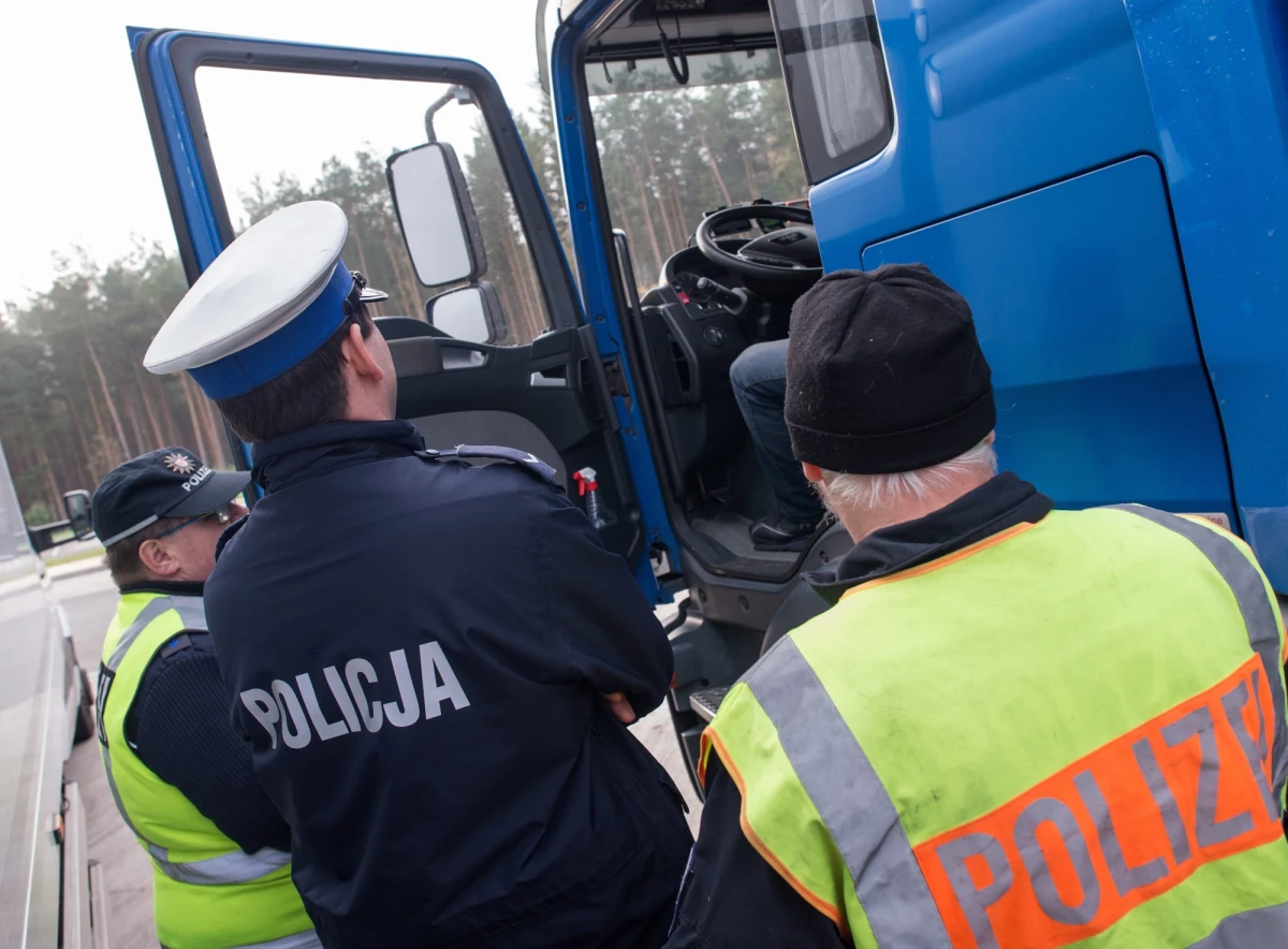 Wspólne patrole polskiej i niemieckiej policji wyjechały na autostrady A10, A11 i A12 Brandenburgii. Akcja ma na celu nie tylko sprawdzenie bezpieczeństwa na drogach. Funkcjonariusze uczą się nawzajem polskich i niemieckich sformułowań potrzebnych na co dzień w ich pracy.