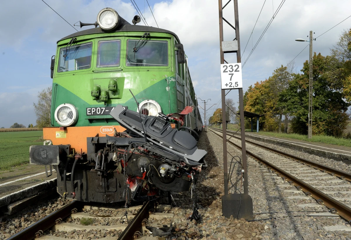 Jedna osoba zginęła w zderzeniu pociągu z busem na niestrzeżonym przejeździe w Walawie na Podkarpaciu. Informację otrzymaliśmy na Gorącą Linię RMF FM.