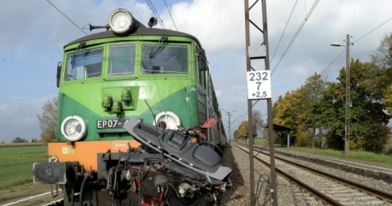 Tragiczny wypadek na przejeździe. Nie żyje kierowca - Gorąca linia RMF FM Jedna osoba zginęła w zderzeniu pociągu z busem na niestrzeżonym przejeździe w Walawie na Podkarpaciu. Informację otrzymaliśmy na Gorącą Linię RMF FM.