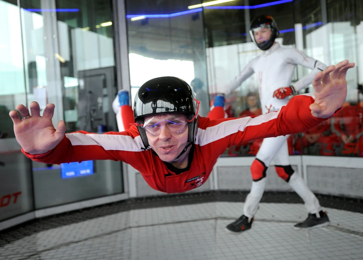 Kapitan żużlowej reprezentacji Polski Jarosław Hampel i mistrz świata juniorów Piotr Pawlicki trenowali w tunelu aerodynamicznym - symulatorze swobodnego spadania. "Można poczuć się jak ptak. To wspaniałe uczucie" - powiedział Hampel.