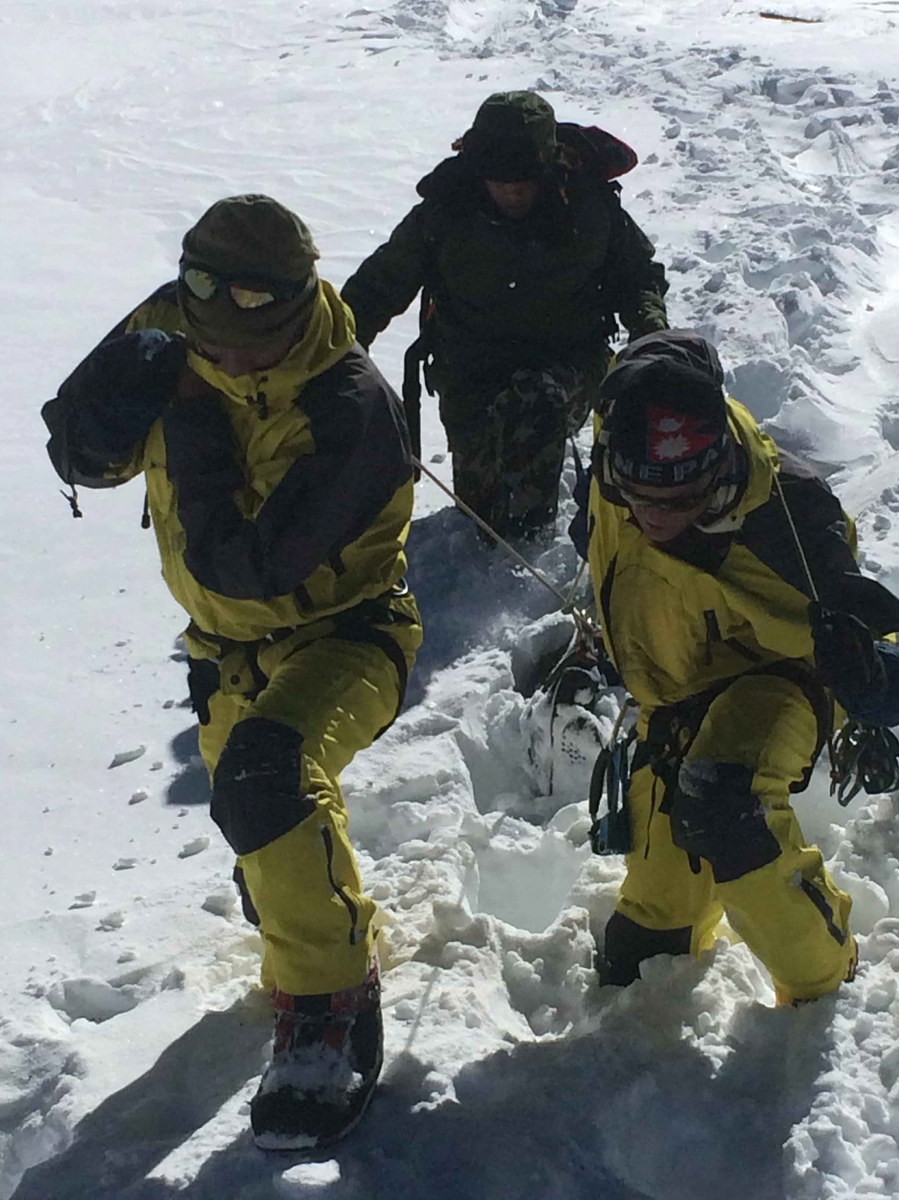 "Przez cały trekking pogoda była idealna, nagle nastąpiło załamanie. Spadł olbrzymi śnieg. Zaczął wiać ostry wiatr i stała się tragedia" - mówi dla RMF FM Kuba Bociąga, który przeszedł trasę trekkingową pod Annapurną tuż przed załamaniem pogody. Październik jest najpopularniejszym miesiącem trekkingowym dla tysięcy zagranicznych wspinaczy w Nepalu.