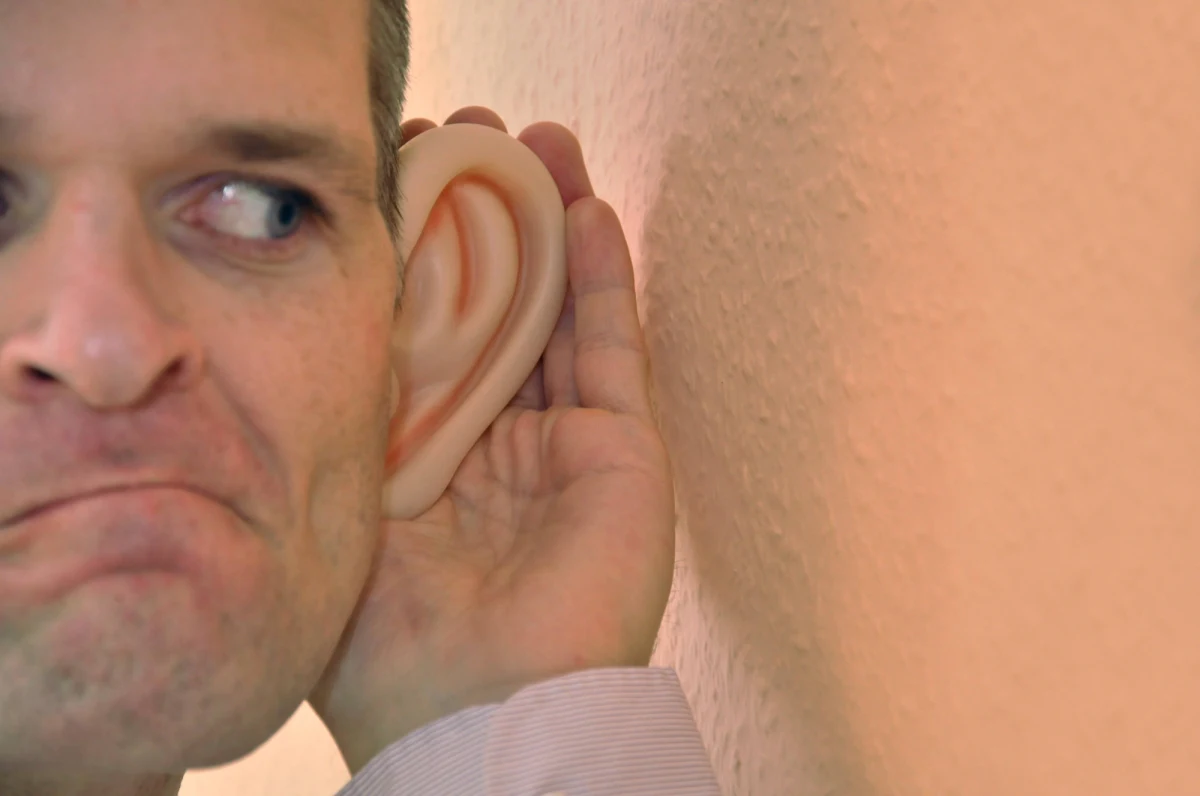 Co trzeci obywatel szpieguje swojego sąsiada. Takie wyniki przynosi sondaż przeprowadzony wśród dwóch tysięcy mieszkańców Wielkiej Brytanii. Chociaż Brytyjczycy cenią sobie prywatność, z badania wynika, że nie mają nic przeciwko wtykaniu nosa w nie swoje sprawy. 