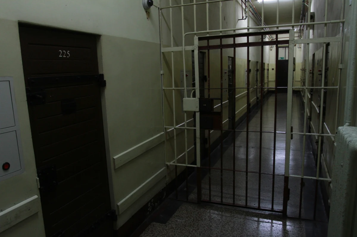 Mokotowska prokuratura sprawdza informację, jakoby muzyk Dariusz K. podejrzany o śmiertelne potrącenie kobiety, miał zostać pobity lub poturbowany w areszcie, w którym czeka na zakończenie śledztwa – dowiedział się portal tvp.info. O takim incydencie nie wiedział nic jeden z obrońców muzyka, a areszt na Służewcu nie chciał w ogóle sprawy komentować, zasłaniając się ochroną danych osobowych.