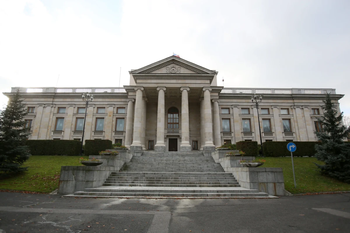 Kilku Rosjan z ambasady w Warszawie zostanie uznanych przez MSZ za niepożądane – pisze „Rzeczpospolita". To efekt zatrzymania podpułkownik w MON i warszawskiego prawnika o podwójnym obywatelstwie, podejrzewanych o szpiegostwo na rzecz Rosji.