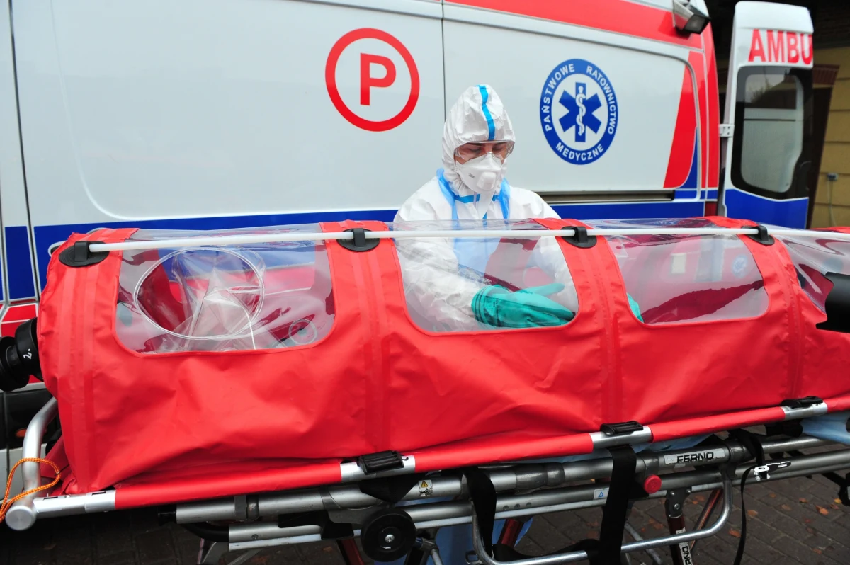 RMF FM dotarł do listy szpitali, które mają dostać specjalistyczny sprzęt służący do transportu i izolowania pacjentów z podejrzeniem zakażenia wirusem Ebola. Z dokumentu Ministerstwa Zdrowia wynika, że do placówek trafią m.in. specjalne nosze z izolacją oddechową i kombinezony ochronne.