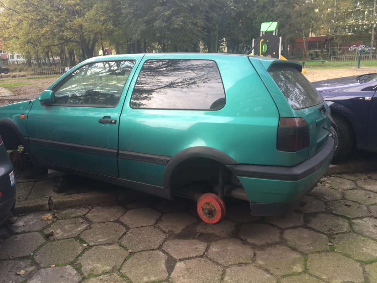 Proszą, proszą i nic. Mieszkańcy wieżowca w centrum Szczecina od miesięcy piszą do straży miejskiej, żeby ta usunęła samochód porzucony przy placu zabaw. Auto stoi oparte o cegły, jest rozbierane przez złomiarzy, jednak straż, zamiast przysłać lawetę, przysyła odpowiedzi: że usunięciem auta mają zająć się sami mieszkańcy.